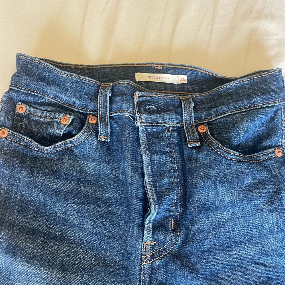 Levi’s Wedgie Skinny Jeans Dark Wash Raw Hem